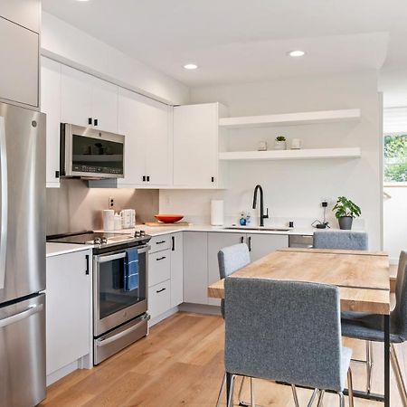 Modern Two Story Townhouse Near Light Rail Apartment Сиатъл Екстериор снимка