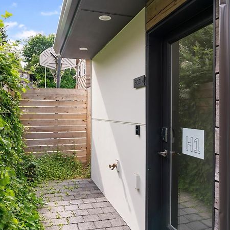 Modern Two Story Townhouse Near Light Rail Apartment Сиатъл Екстериор снимка